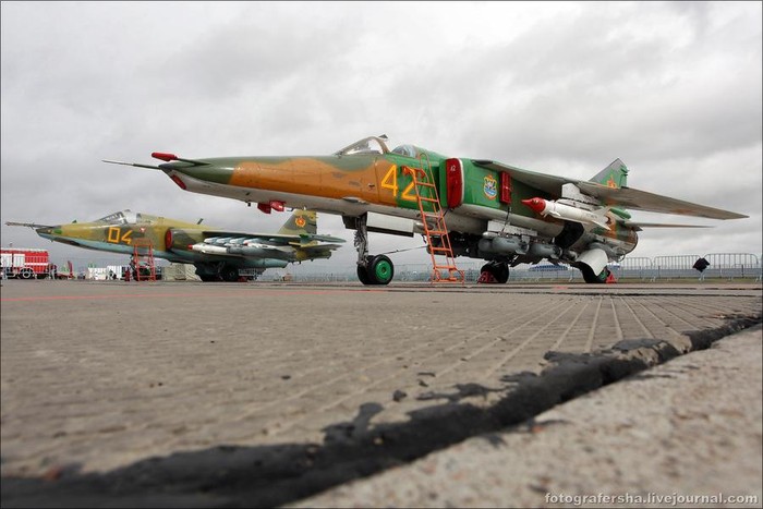Máy bay tiêm kích MiG-27 và máy bay cường kích Su-25 của Kazakhstan
